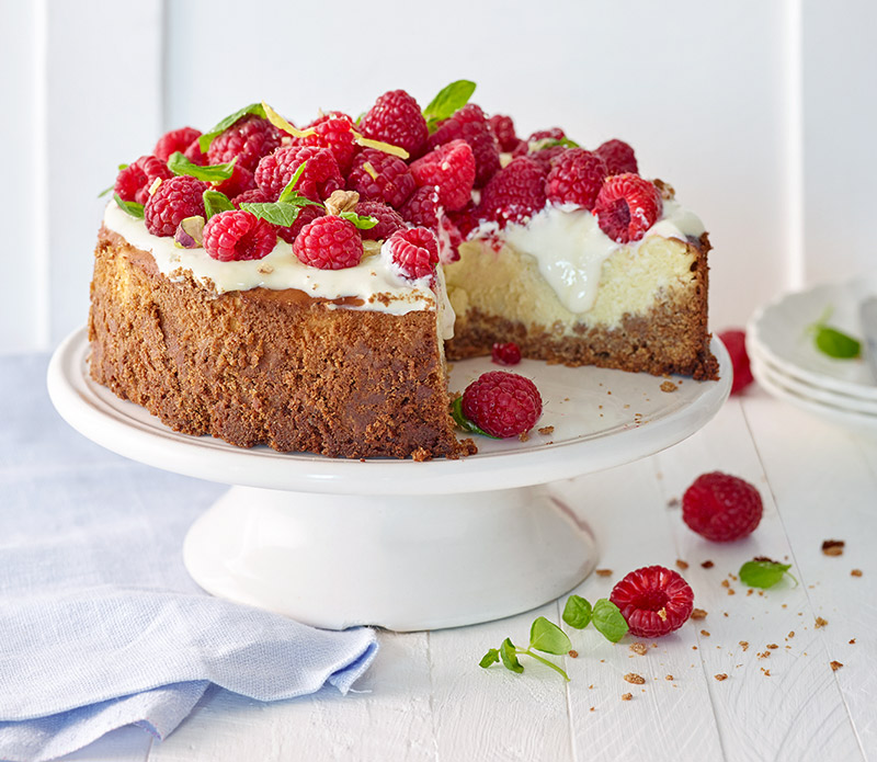 Ostekake med knekkebrødbunn og bringebærtopping